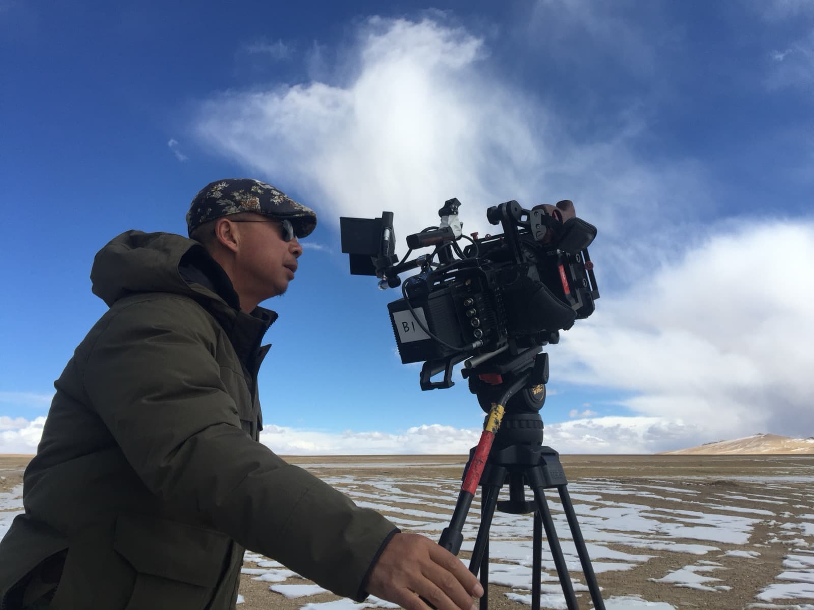 Zheng Yi behind the camera on the Tibetan plateau
